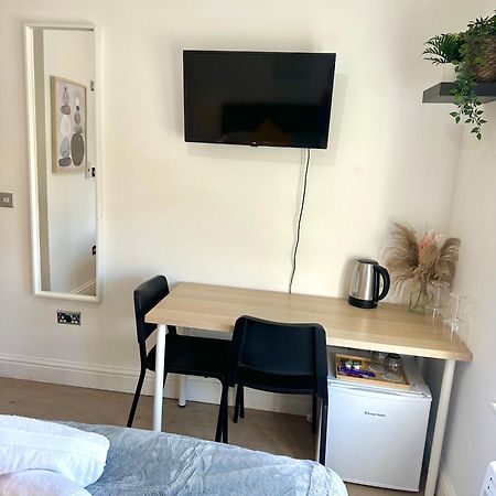 Cosy En-Suite Room In Stratford Лондон Екстериор снимка