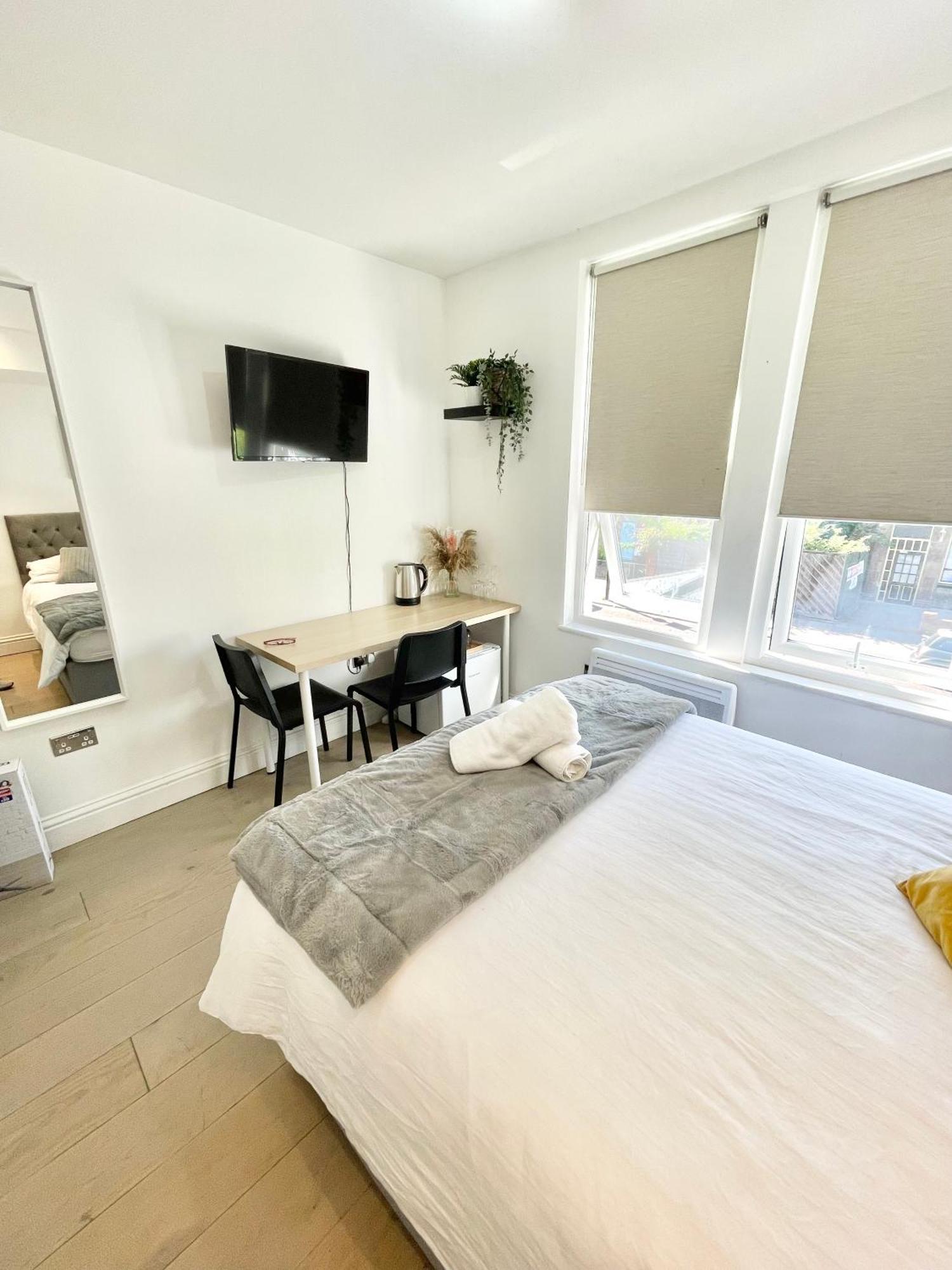 Cosy En-Suite Room In Stratford Лондон Екстериор снимка