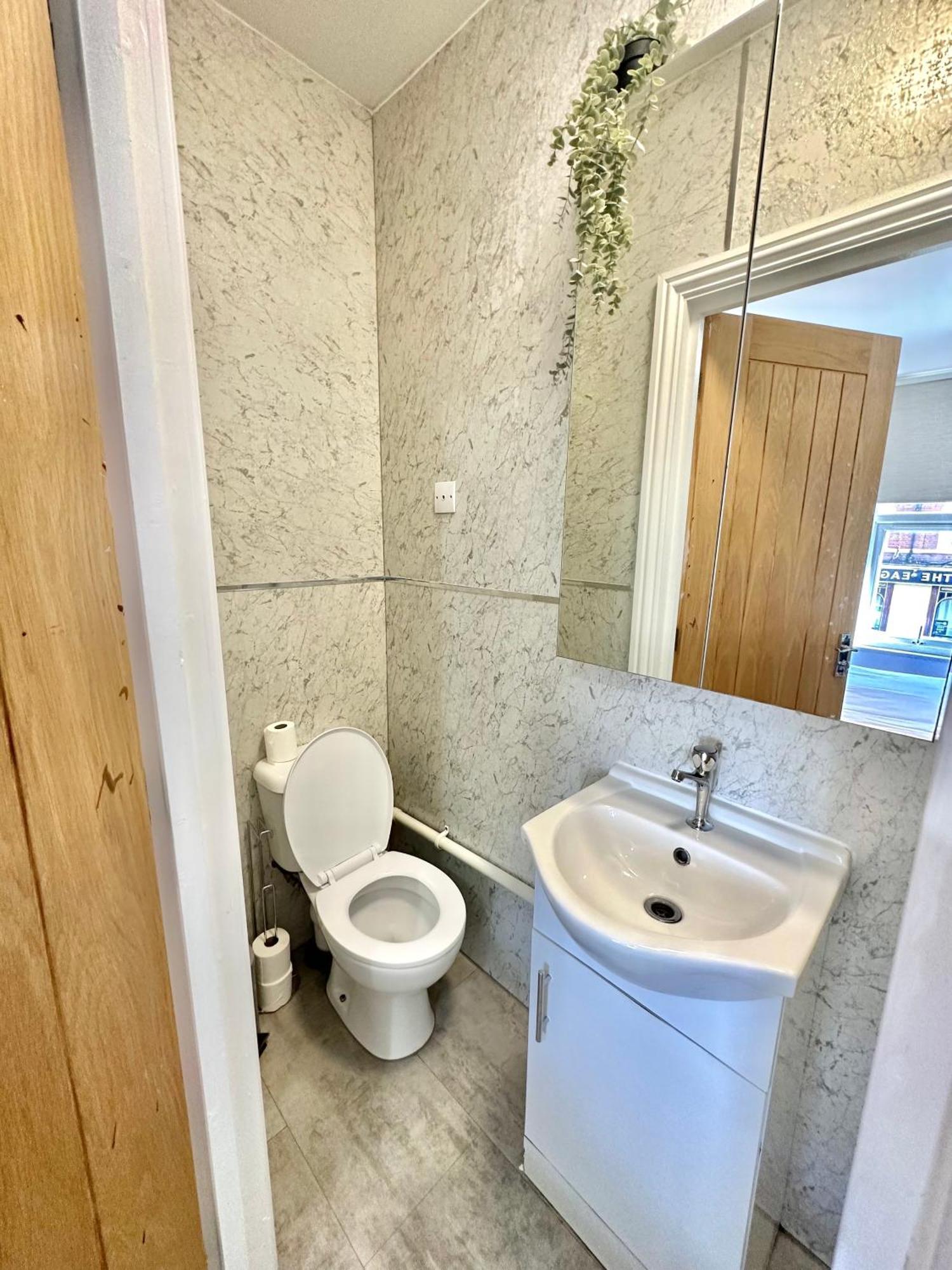 Cosy En-Suite Room In Stratford Лондон Екстериор снимка
