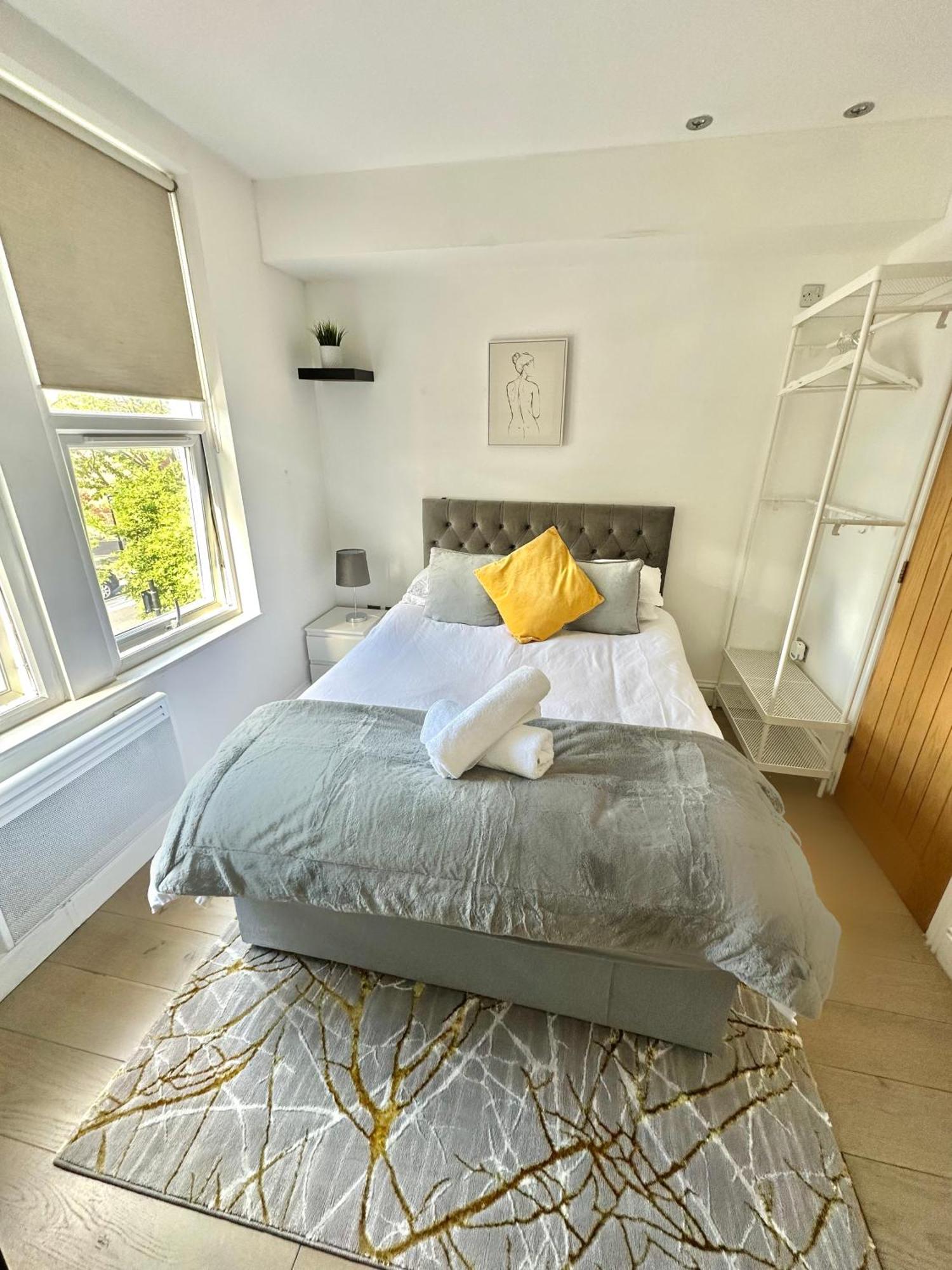 Cosy En-Suite Room In Stratford Лондон Екстериор снимка