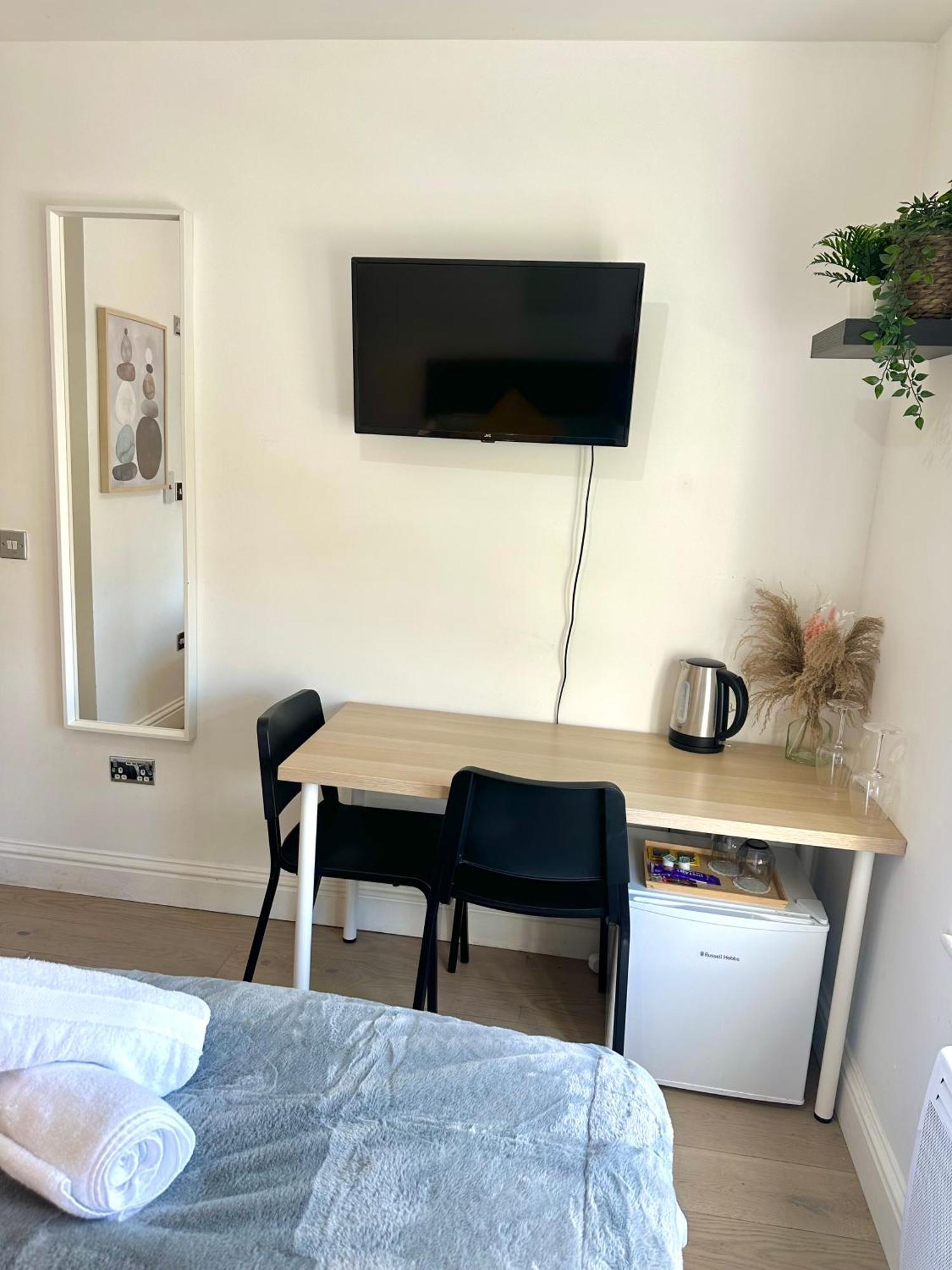Cosy En-Suite Room In Stratford Лондон Екстериор снимка