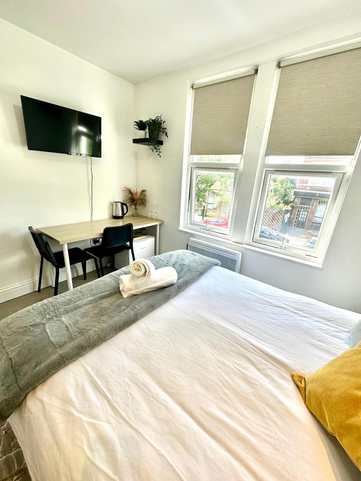 Cosy En-Suite Room In Stratford Лондон Екстериор снимка
