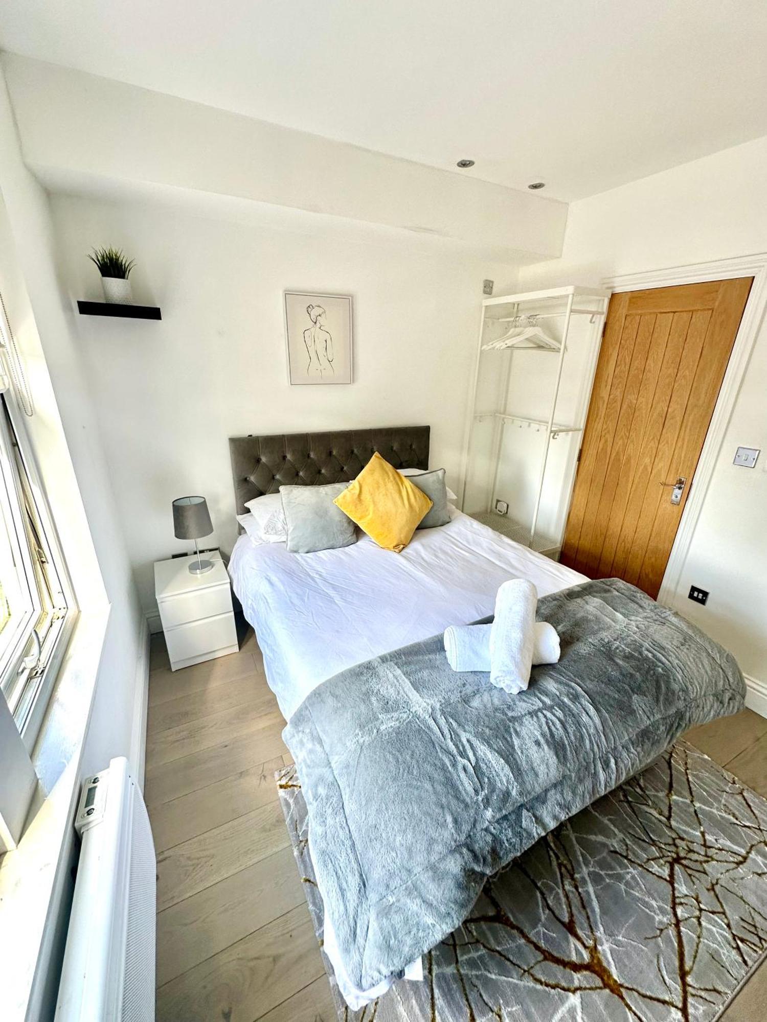 Cosy En-Suite Room In Stratford Лондон Екстериор снимка